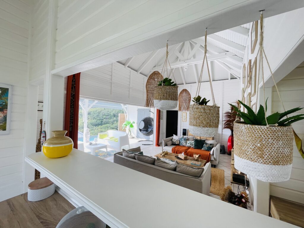 intérieur de la villa douceur tropicale, vue sur le salon et la terrasse de puis la cuisine